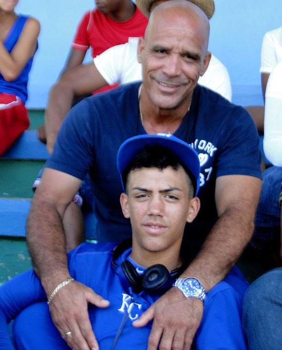 Lázaro Vargas y su hijo abandonan Cuba con el sueño de Grandes Ligas