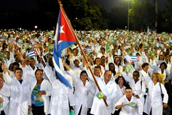 Cuba ordena regreso de médicos desde Brasil bajo medidas de coerción; Bolsonaro ofrece asilo