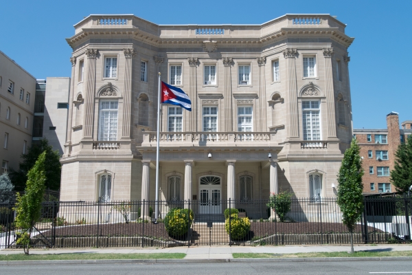 Gobierno cubano denuncia ataque a su embajada en EE.UU con cocteles molotov