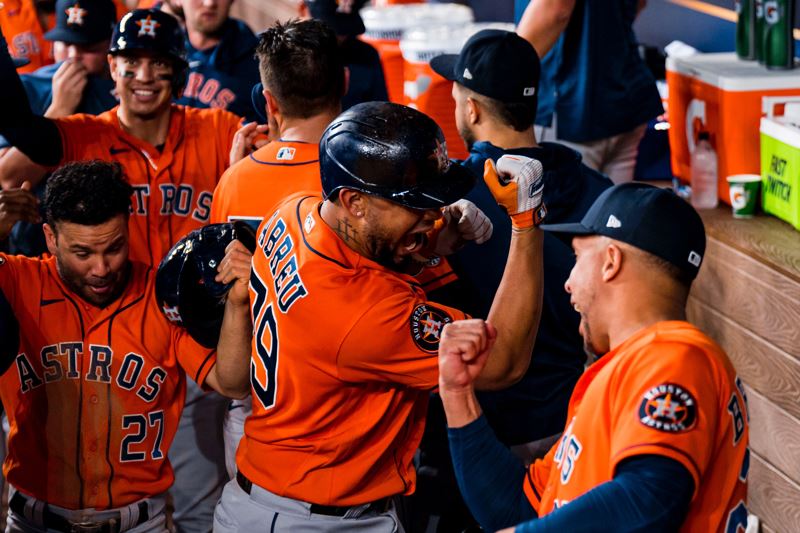 Triunfos de Astros y Arizona: Pito Abreu, Yordan Álvarez y el junior Gurriel encienden la noche cubana