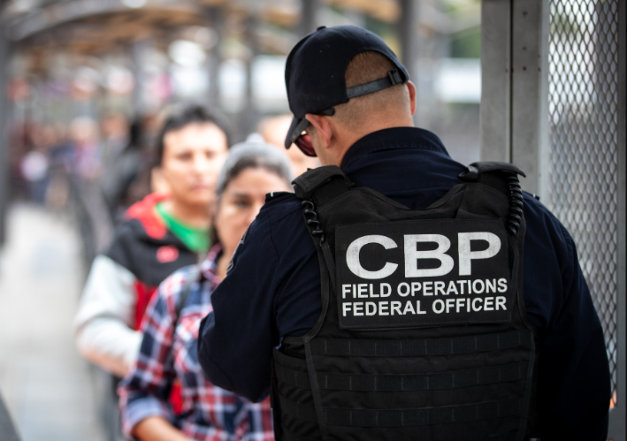Administración Biden considera restringir política de asilo y “miedo creíble” en la frontera