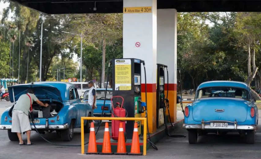 Dos golpes al tiro: Cuba sube precios del combustible y tarifa de electricidad